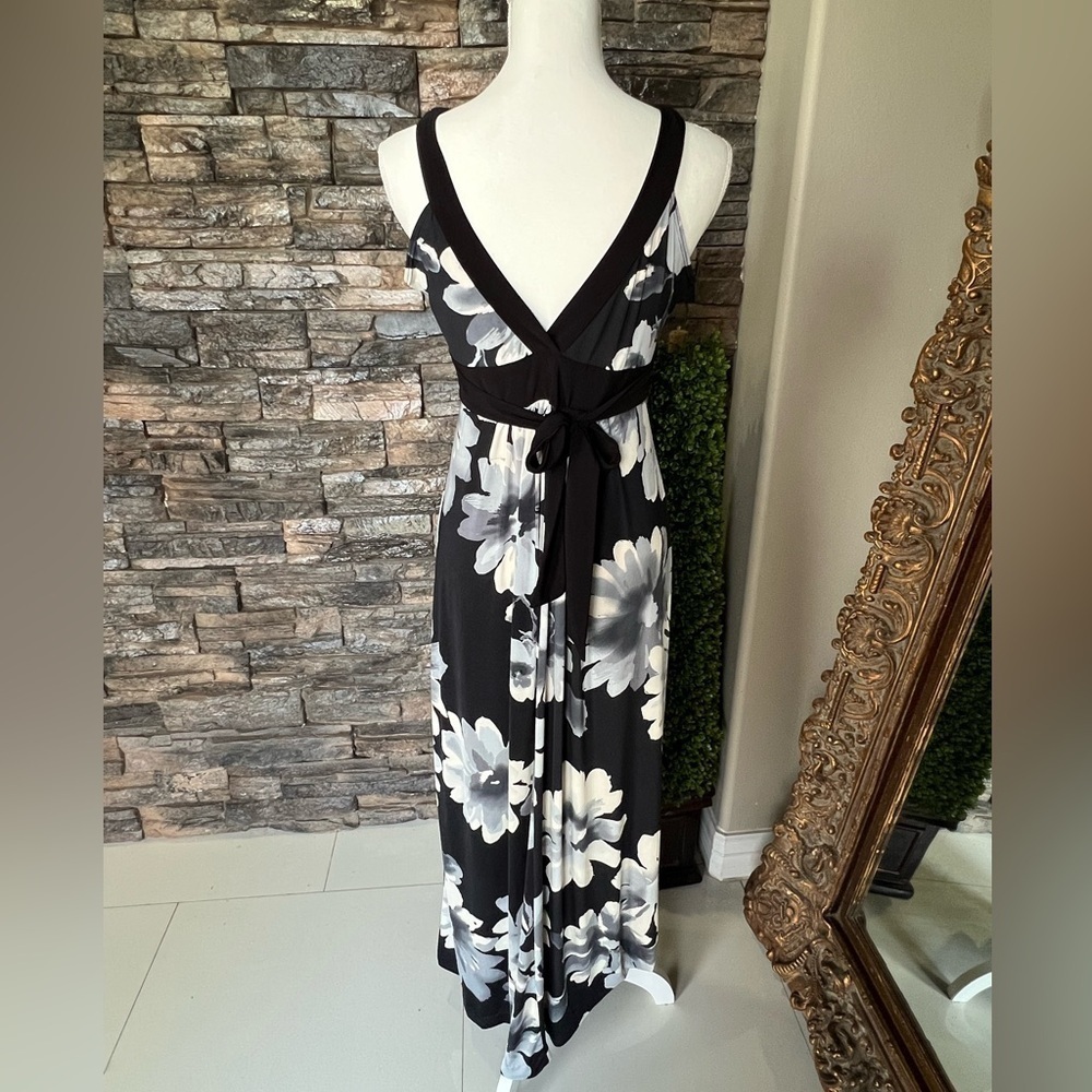 Elegant Black and White Floral V-Neck Maxi Dress - Picture 3 of 7